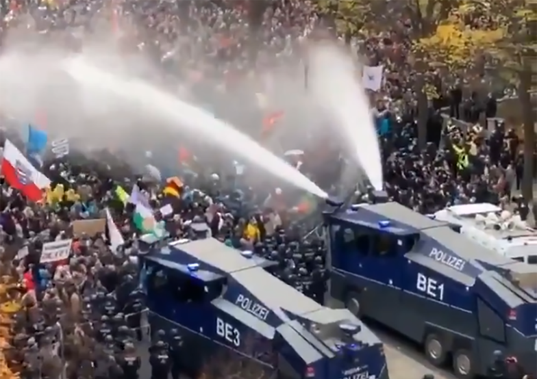 Protesty w Berlinie. Nie chcą nowych zasad. Policja użyła armatek wodnych