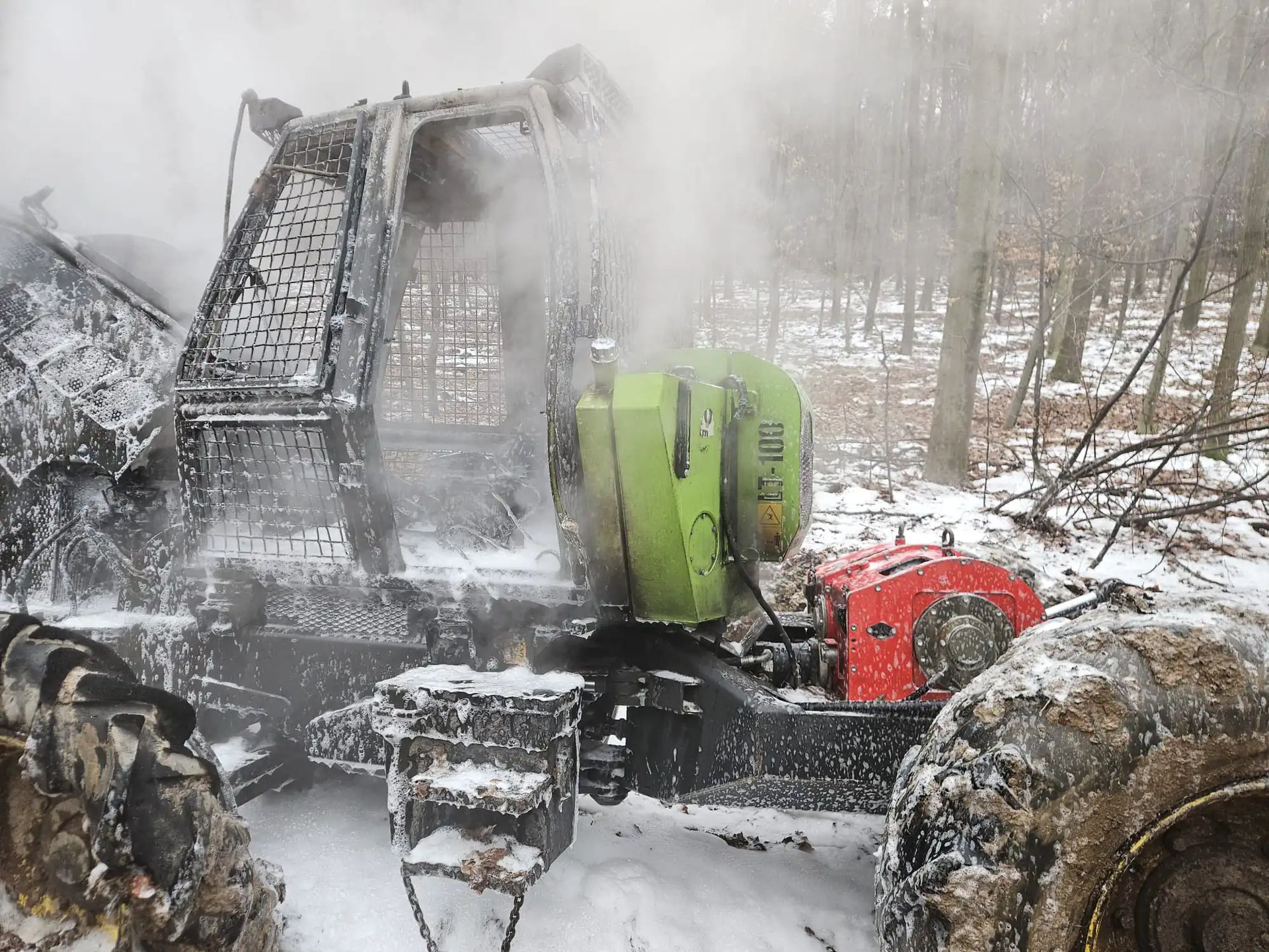 Maszyna leśna objęta pożarem