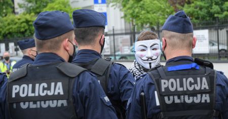 Koronawirus. Protest przedsiębiorców. Policja: Jeden z zatrzymanych mężczyzn miał objawy zakażenia