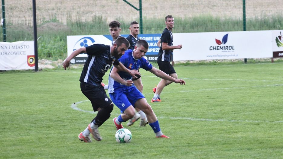 W meczu kontrolnym Płomień Kościelec (niebieskie stroje) zremisował z Nadwiślanką Nowe Brzesko 1:1