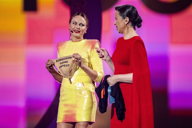 Eurovision 2024 song competition second semifinal in Malmo
epa11330713 This year's hosts Malin Akerman (L) and Petra Mede (R) speak during the second semifinal of the 2024 Eurovision song competition at the Malmö Arena in Malmö, Sweden, 09 May 2024.  EPA/Ida Marie Odgaard DENMARK OUT 
Dostawca: PAP/EPA.
Ida Marie Odgaard