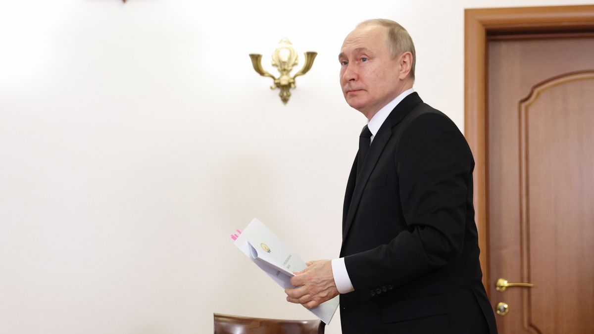 Russian President Vladimir Putin enters a hall for meeting with Head of Bashkortostan Radiy Khabirov (not pictured) in Ufa, Bashkortostan state, Russia, 13 January 2023. Putin arrived to Ufa to attend a farewell ceremony for Murtaza Rakhimov, who served as the first president of the Republic of Bashkortostan between 1993 and 2010 and died on 11 January 2023. EPA/SERGEI BOBYLEV/SPUTNIK/KREMLIN POOL / POOL MANDATORY CREDIT Dostawca: PAP/EPA.