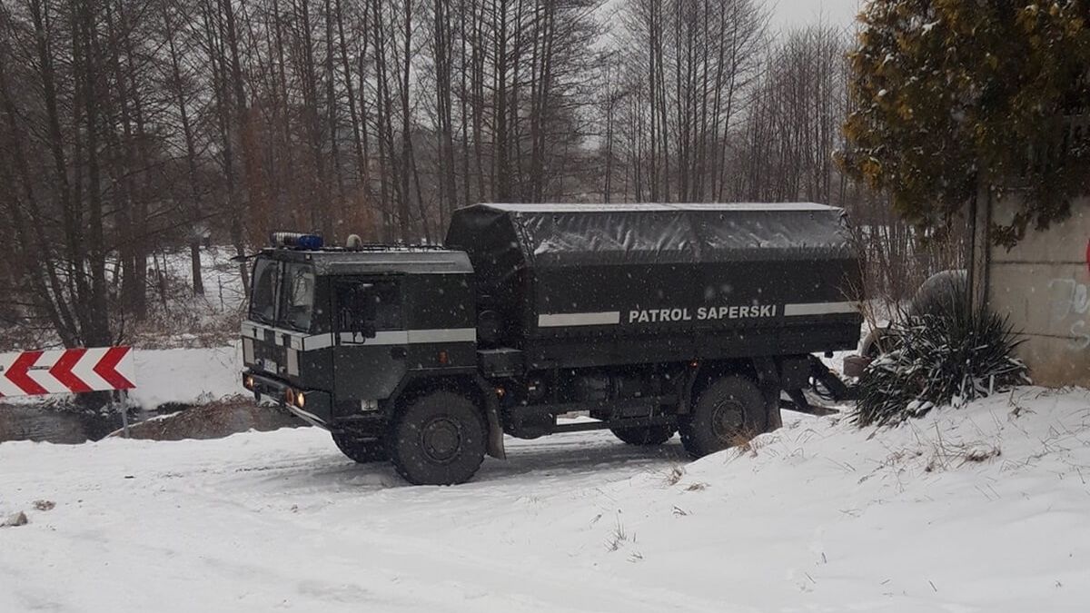 Patrol saperski na miejscu odnalezienia niewybuchu w Bystrzycy na Wrotkowie