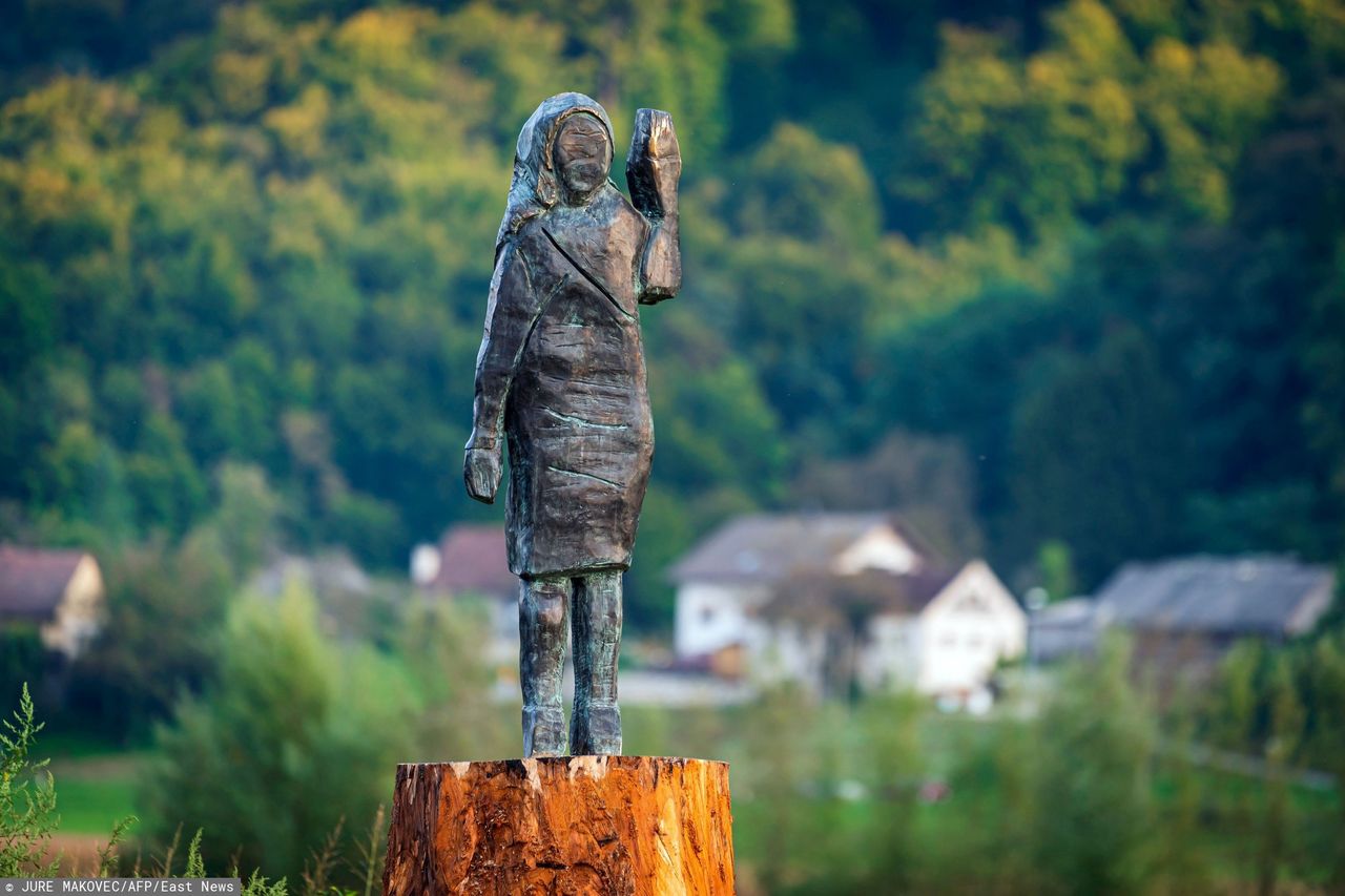 Rzeźba z brązu przedstawiająca Melanię Trump wykonana przez amerykańskiego artystę Brada Downeya. Odsłonięcie pomnika odbyło się na polu w pobliżu Sevnicy, rodzinnej miejscowości pierwszej damy USA.