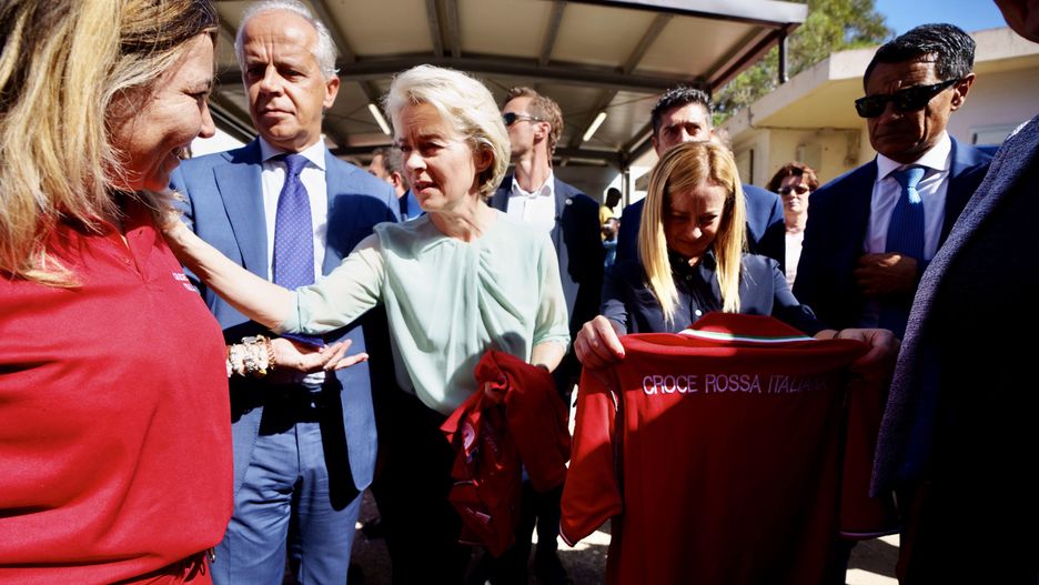 A handout photo made available by CHIGI PALACE PRESS OFFICE shows Italian Premier Giorgia Meloni, EU Commission President Ursula von der Leyen greeting members of the Italian Red Cross In Lampedusa, Italy, 17 September 2023. The prime minister of Italy and the president of the European Commission arrived on the island of Lampedusa as tensions rise over an increase in migrant arrivals. EPA/FILIPPO ATTILI HANDOUT EDITORIAL USE ONLY/NO SALES Dostawca: PAP/EPA.