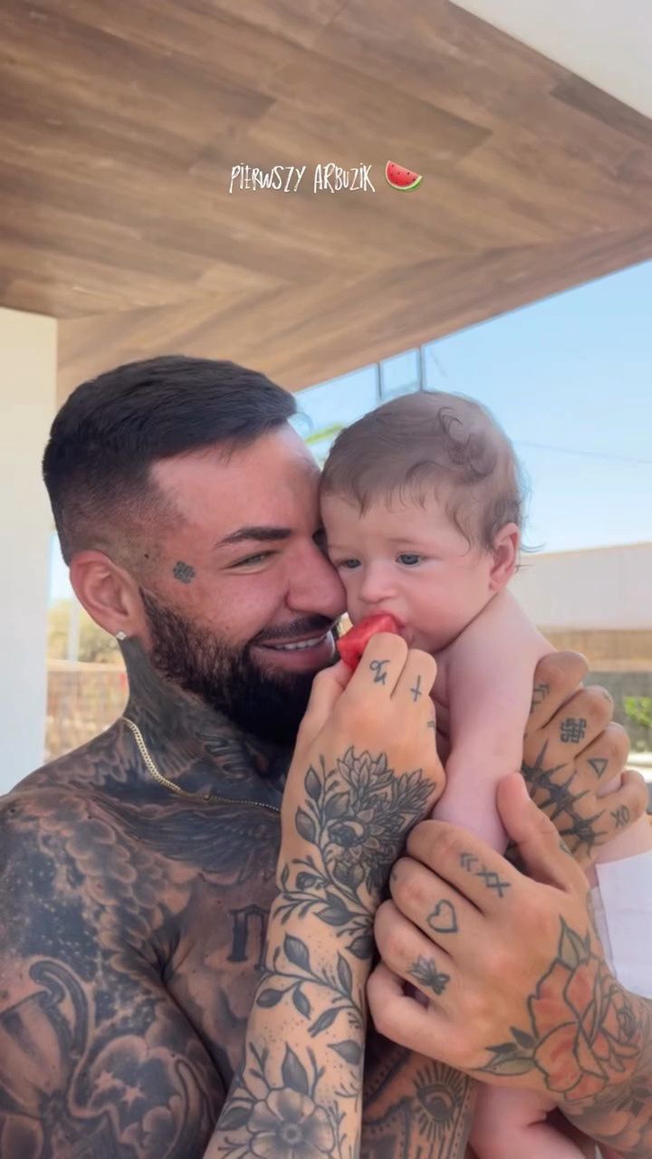 Daniel Majewski poczęstował syna arbuzem