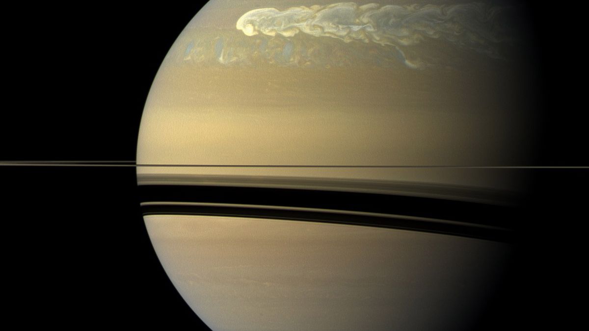 Pierścienie Saturna niemal niewidoczne