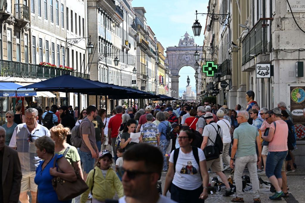 Lizbona jest niemalże przez cały rok zalewana przez turystów 