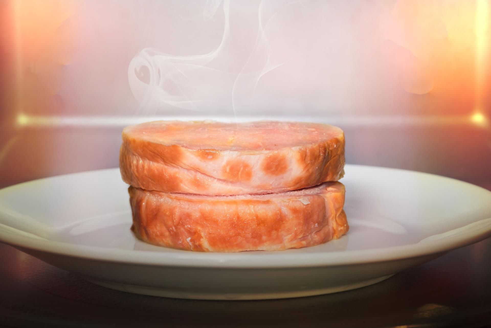 rozmrażanie mięsa w mikrofalówce [123rf.com]