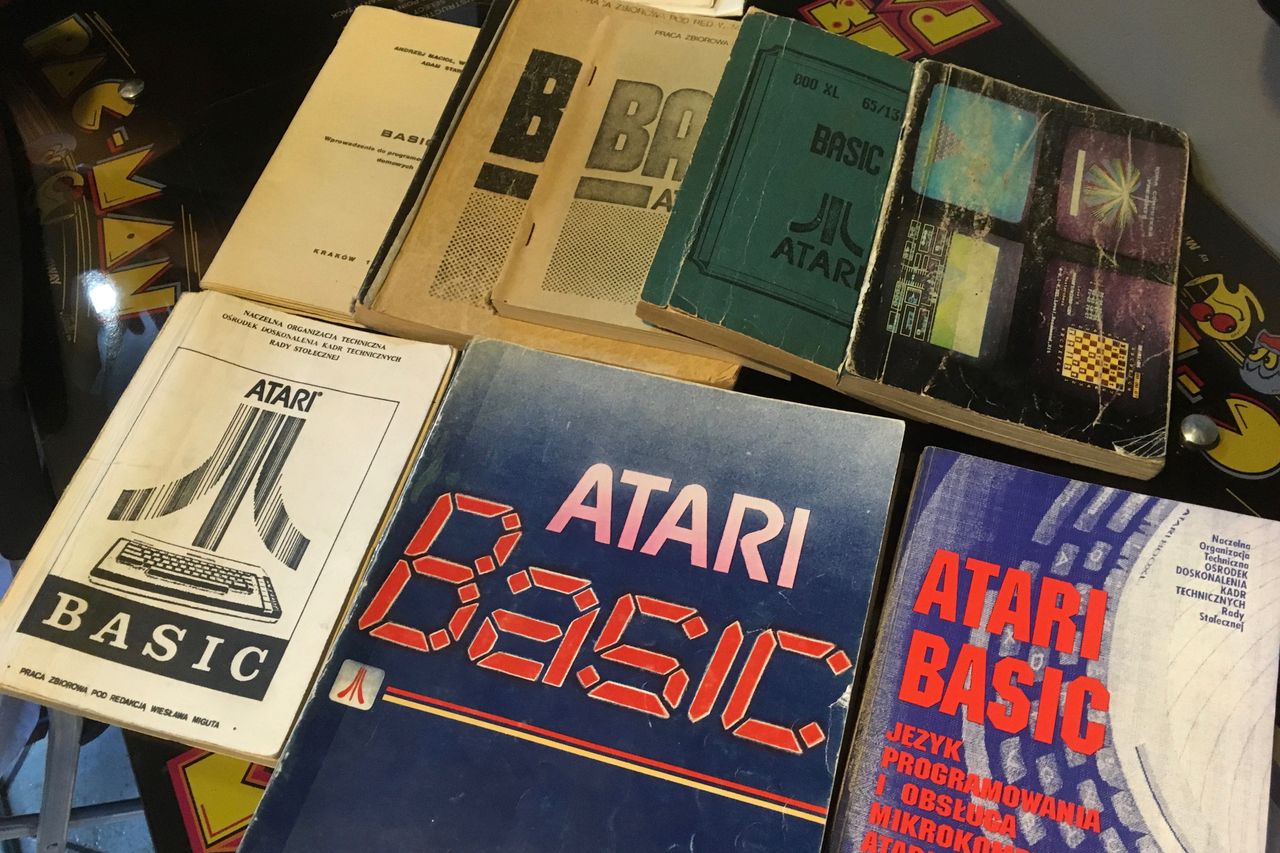 Retromaniak: Atari Basic – fascynująca historia książki, którą kupowały setki tysięcy komputeromaniaków - Najróżniejsze wydania (głównie pirackie) Atari Basic oraz pierwowzór