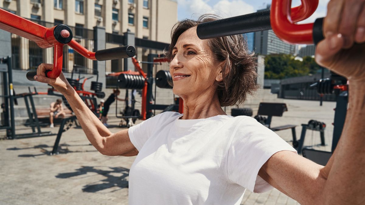 Na obwisłe piersi sprawdzą się ćwiczenia i odpowiedni biustonosz