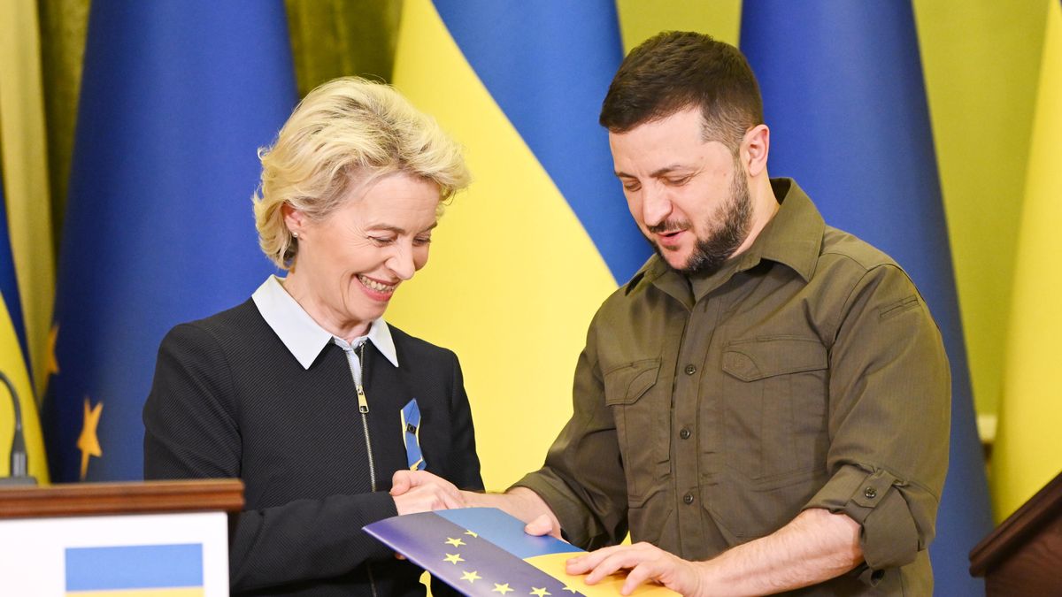 KYIV, UKRAINE - APRIL 08: (----EDITORIAL USE ONLY â MANDATORY CREDIT - "EU COMMISSION / POOL" - NO MARKETING NO ADVERTISING CAMPAIGNS - DISTRIBUTED AS A SERVICE TO CLIENTS----) European Commission President Ursula von der Leyen meets President of Ukraine Volodymyr Zelenskyy in Kyiv, Ukraine on April 8, 2022. (Photo by EU Commission / Pool/Anadolu Agency via Getty Images)