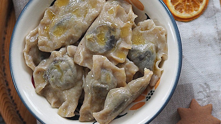 Pierogi z suszonymi/wędzonymi śliwkami. Wigilijny przysmak z Zagórza
