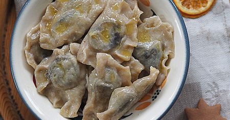 Pierogi z suszonymi lub wędzonymi śliwkami. Wigilijny przysmak z Zagórza