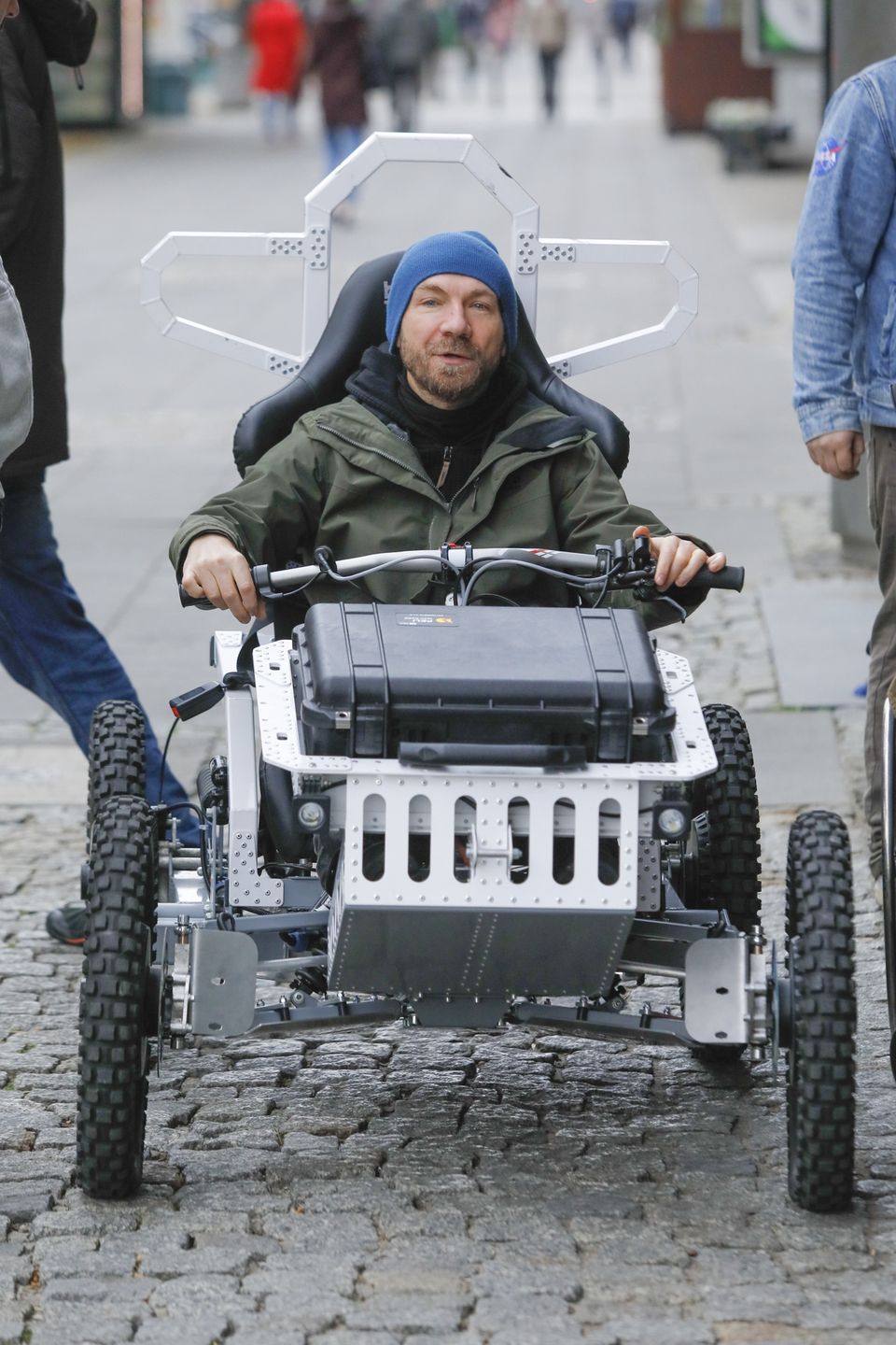 Przemysław Kossakowski pod studiem "Dzień Dobry TVN"