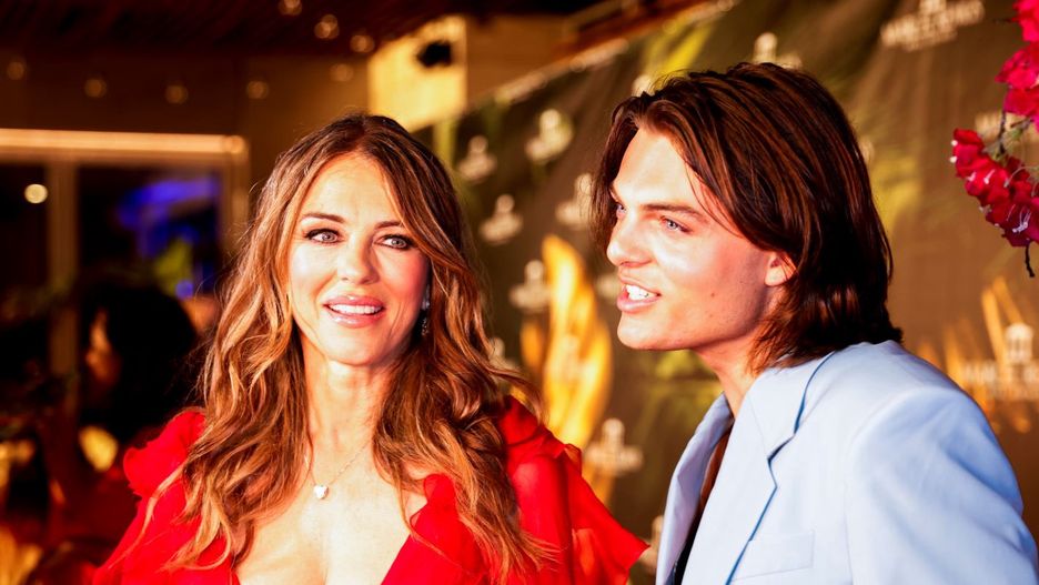 Elizabeth Hurley z osobą towarzyszącą na Remus Lifestyle Night