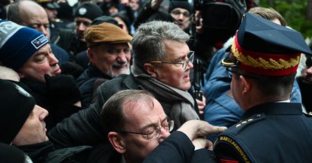"Panowie mnie szczypią, kurczę". Kuriozalne sceny pod Sejmem