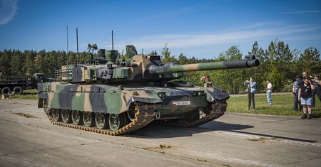 Pancerna Majówka przyciągnęła tłumy. SU-22 "Tygrysek", K2 i militarne emocje na lotnisku w Pile