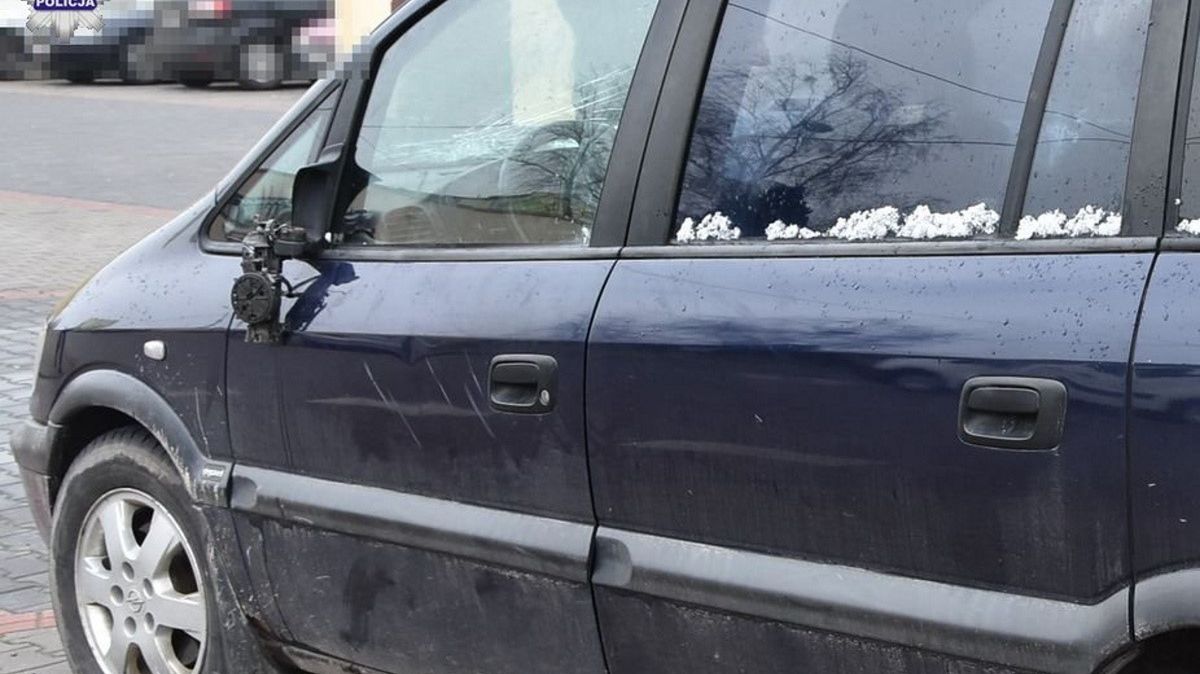 Samochód z wyrwanym lusterkiem