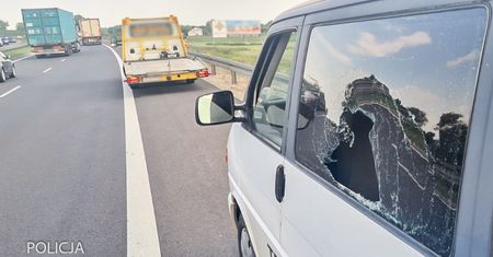 Furia kierowcy na S3. Wysiadł i wybił szybę, bo... bus jechał zbyt wolno