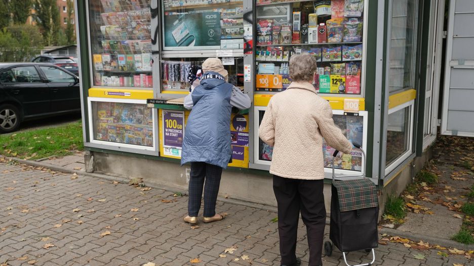 Wracaj? godziny dla senior�w
Fot. Mateusz Grochocki/East News. Warszawa, 15.10.2020. Powrot godzin dla seniorow, obowiazujacych od poniedzialku do piatku w godz. 10-12 w sklepach spozywczych, aptekach, drogeriach i placowkach pocztowych. Celem programu jest ochrona starszych przed koronawirusem.
Mateusz Grochocki