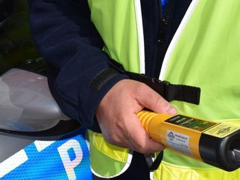 Kłębów: Pijany dekarz jechał rano autem do pracy. Nie miał prawka, ale bardzo chciał zdążyć na czas do pracy