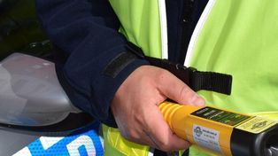 Kłębów: Pijany dekarz jechał rano autem do pracy. Nie miał prawka, ale bardzo chciał zdążyć na czas do pracy