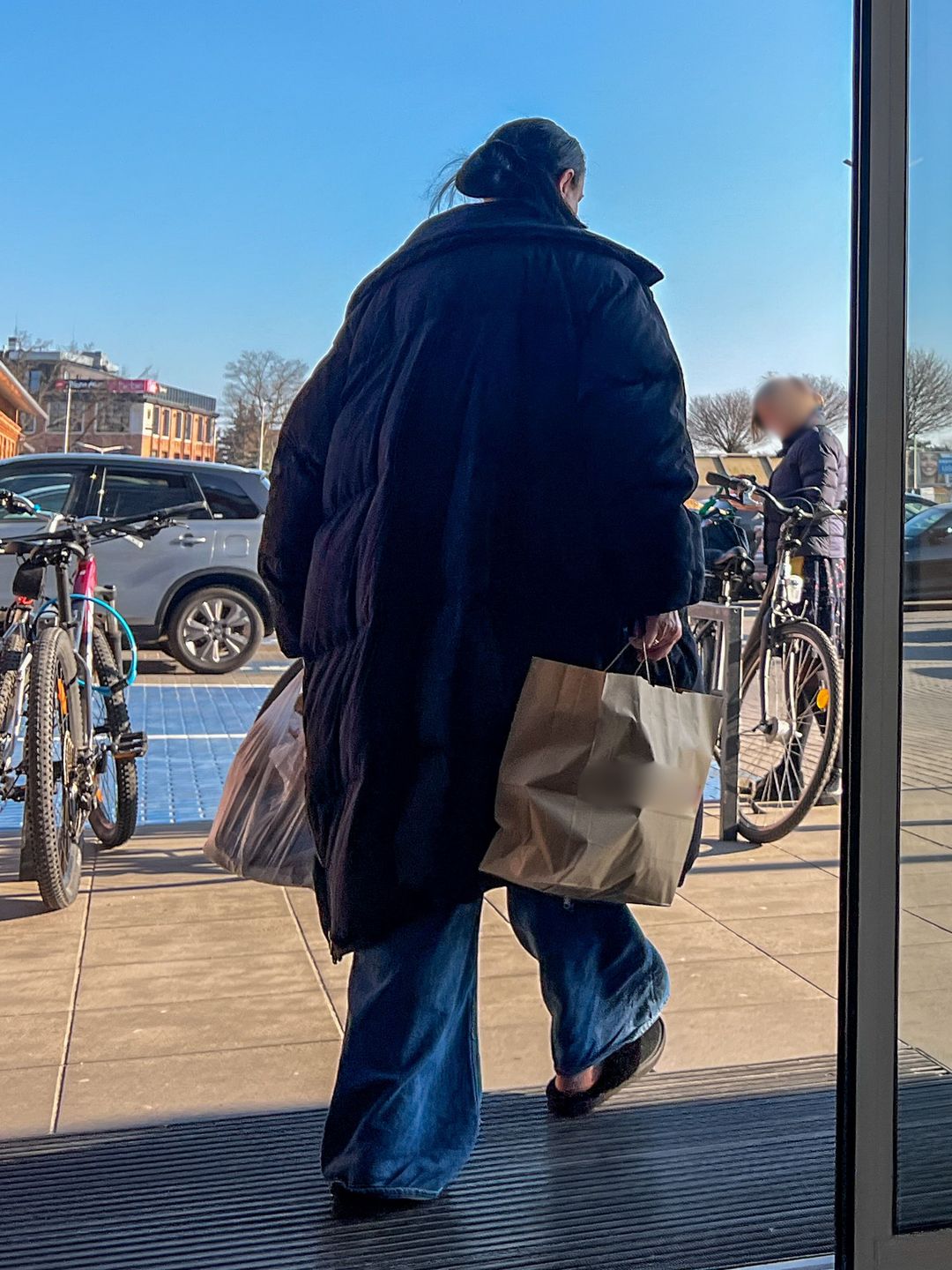 Kayah w zimowym płaszczu i letnich butach