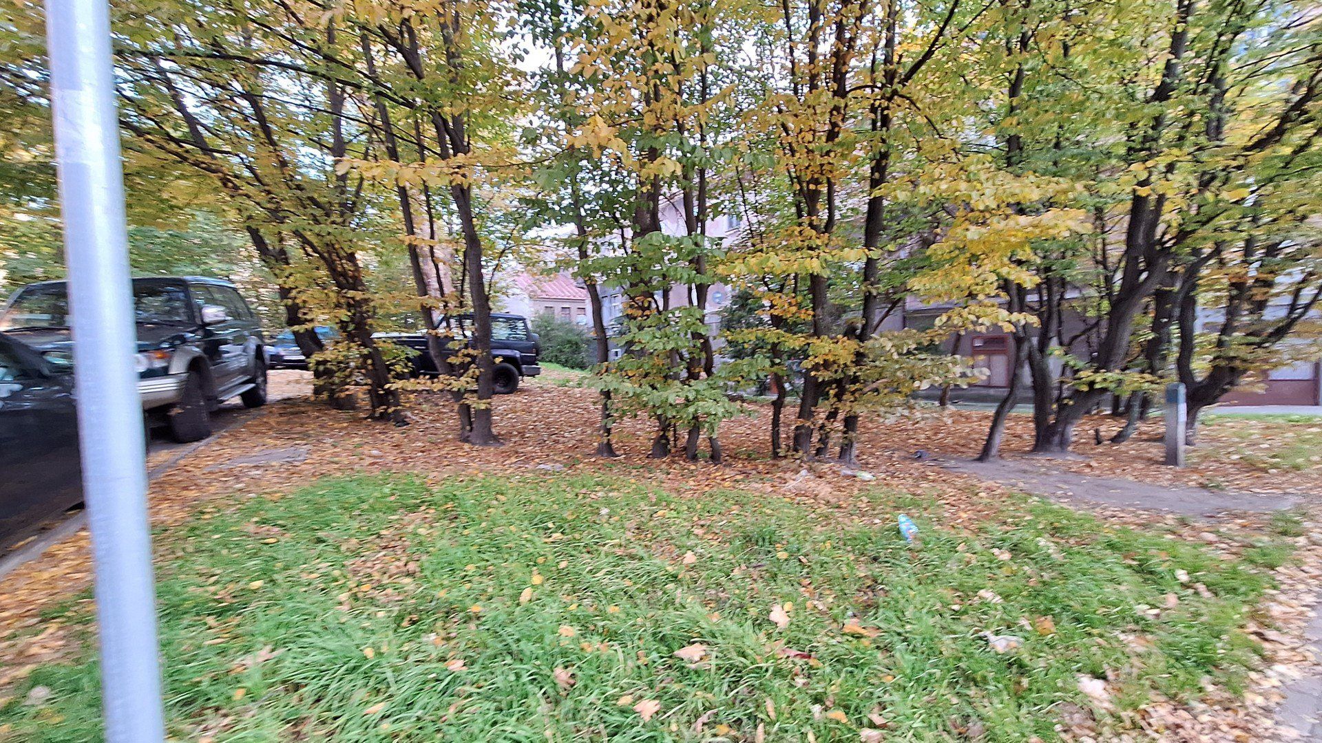 Plac Morawskiego w Tarnowie. Od ostatnich wykopalisk w 2015 roku nic nie zmieniło się w kwestii odbudowy pozostałości dawnych fortyfikacji. Tymczasowe zadaszenie zawaliło się, a miejsce to straszy swoim wyglądem