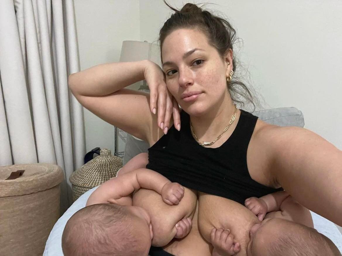 Ashley Graham pokazała rozstępy na brzuchu po bliźniaczej ciąży