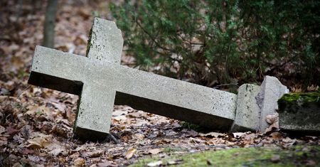 Zabytkowy cmentarz zniszczony. Proboszcz z zarzutami