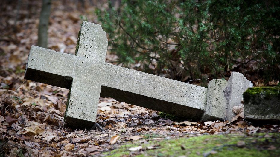 Zabytkowy cmentarz zniszczony. Proboszcz z zarzutami