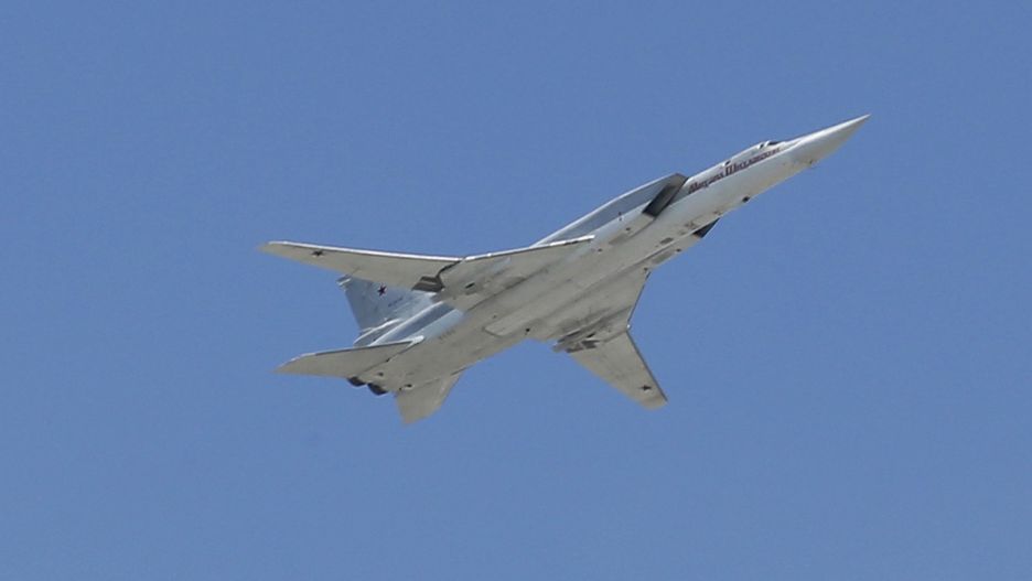 Russian plane crashes in Murmansk region
epa07309205 (FILE) - A Russian Tupolev Tu-22 Strategic Bomber flies over Moscow's Kremlin during the Victory Day parade on Red Square in Moscow, Russia, 09 May 2016 (reissued 22 January 2019). According to media reports, a Tu-22 supersonic bomber of the Russian Ministry of Defense has crashed in Russia's Murmansk region.  EPA/MAXIM SHIPENKOV 
Dostawca: PAP/EPA.
MAXIM SHIPENKOV