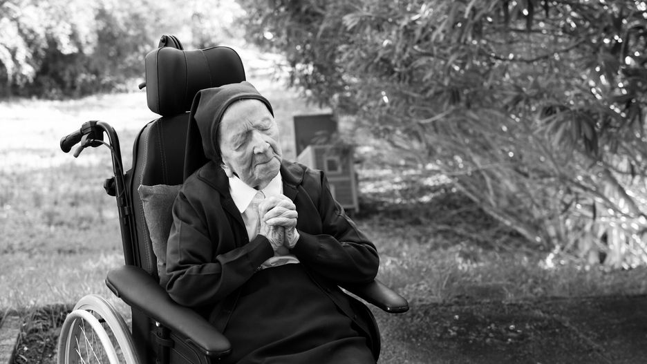 Siostra Andre - najstarsza obywatelka Francji i Europy
Sister Andre, Lucile Randon in the registry of birth, the eldest French and European citizen, prays in a wheelchair, on the eve of her 117th birthday in an EHPAD (Housing Establishment for Dependant Elderly People) in Toulon, southern France, where she has been living since 2009. - Sister Andre was born February 11, 1904. (Photo by NICOLAS TUCAT / AFP)
NICOLAS TUCAT