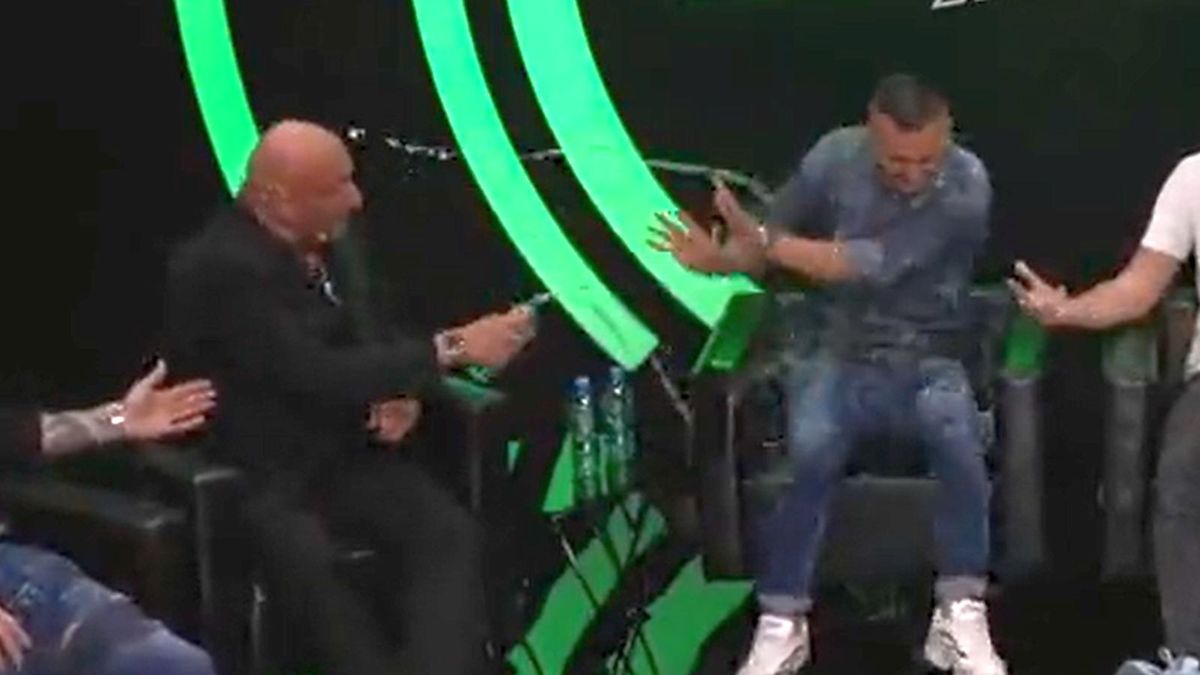 Marcin Najman oblewający wodą Sławomira Peszkę. 