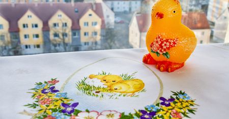 Genialny trik na Wielkanoc 2023. Idealnie czysty i gładki obrus bez prasowania