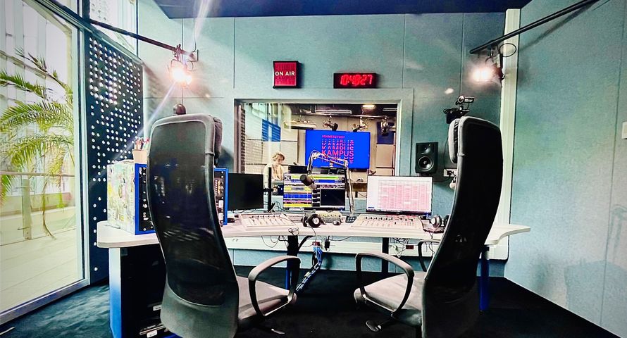 Reżyser serialu Netfliksa z audycją w Radiu Kampus