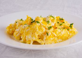 Dodaj 2 łyżki do jajecznicy. Będzie puszysta i delikatniejsza w smaku