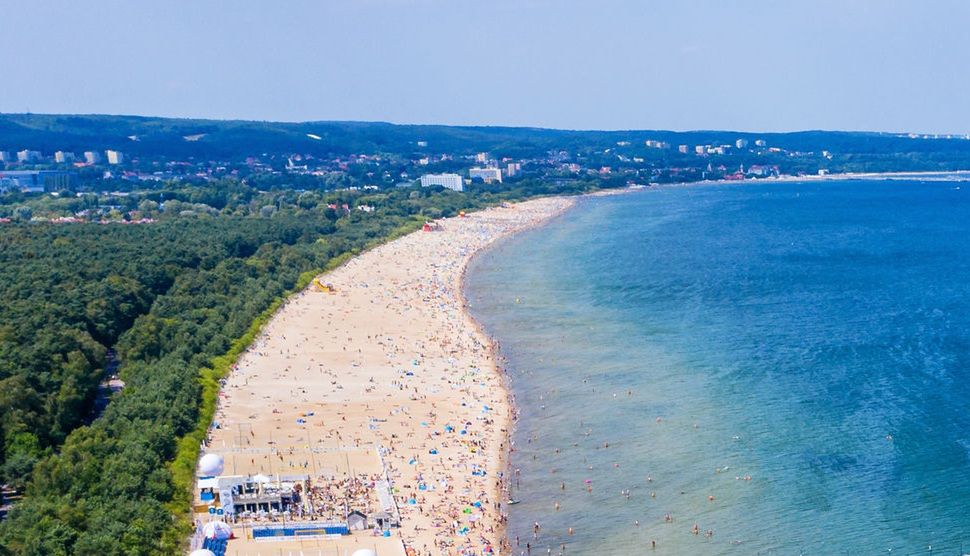 Przed udaniem się na plażę warto sprawdzić, czy można się kąpać w morzu 