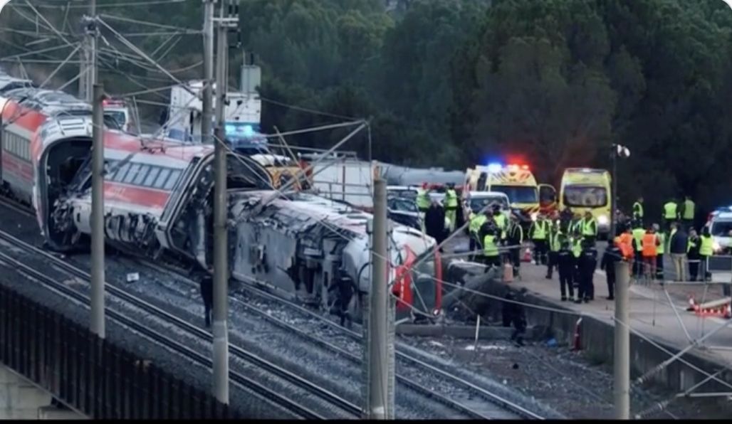 Najtragiczniejsza katastrofa kolejowa Hiszpanii od dekady. Co najmniej 39 osób nie żyje po zderzeniu dwóch pociągów dużych prędkości