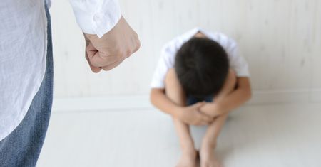 #NIEBIJPRZYTUL  Bicie jako metoda wychowawcza. Internauci ujawniają kolejne publikacje jawnie nawołujące do stosowania kar cielesnych