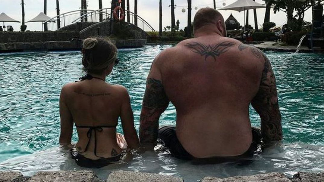 Jeden z najpotężniejszych ludzi na świecie ma bardzo drobną żonę 