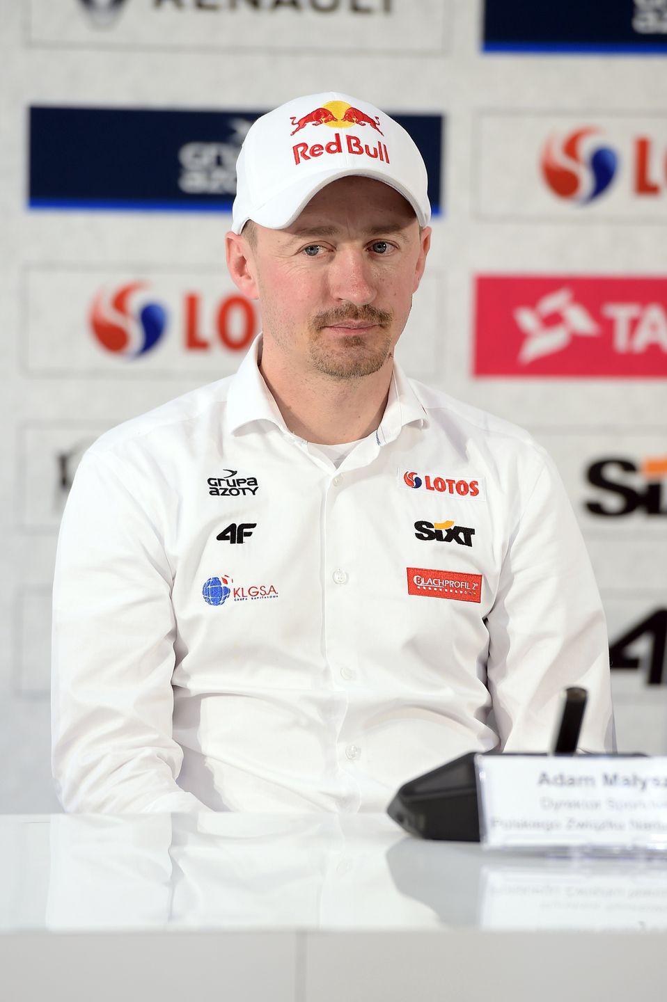 Kadra Skoczków i Renault, luty 2017, portret, bródka, czapka z daszkiem, czapka z napisem