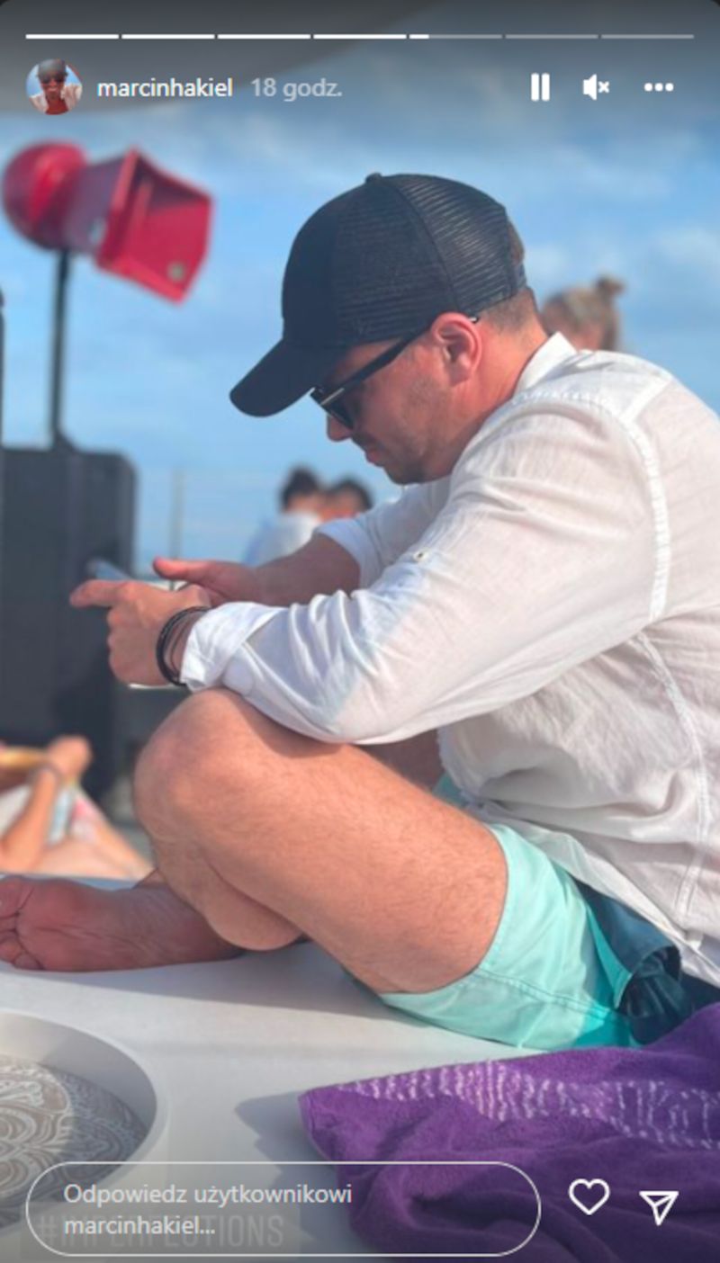 Marcin Hakiel z uśmiechem na ustach wypoczywa na wakacjach. Tylko pozazdrościć? 