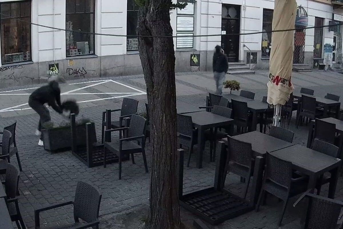 Wandale zniszczyli ogródek gastronomiczny restauracji OSTRO przy deptaku w Lublinie