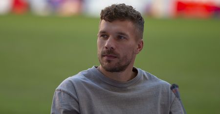 Podolski chwali się mięśniami. "Jak u Ronaldo"