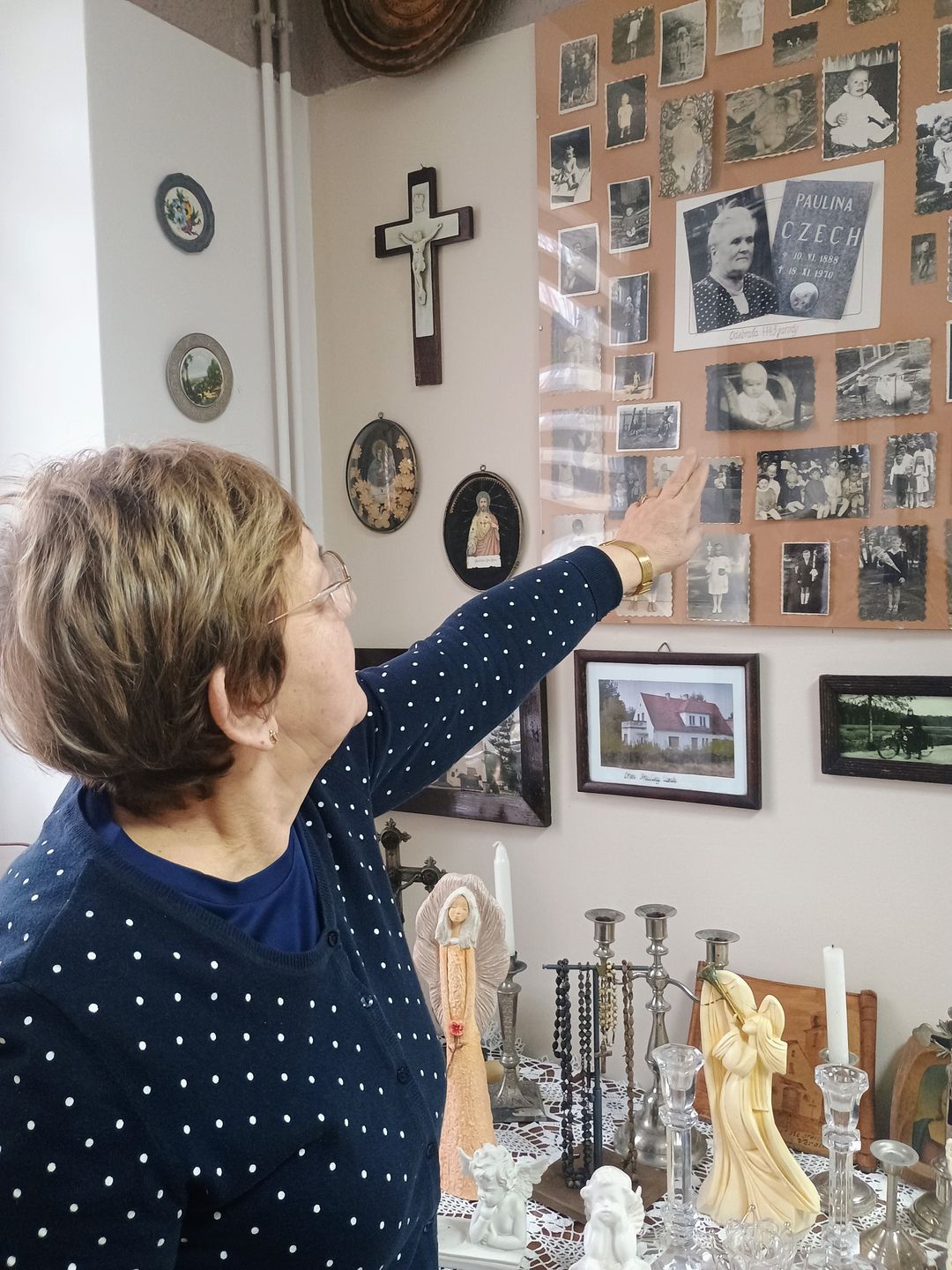 Anna Duda przy zdjęciach Pauliny Czech i jej dzieci