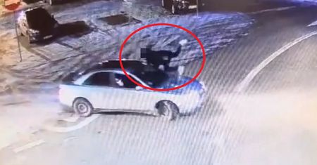 Wiózł kolegę na dachu auta. Kierowca był kompletnie pijany