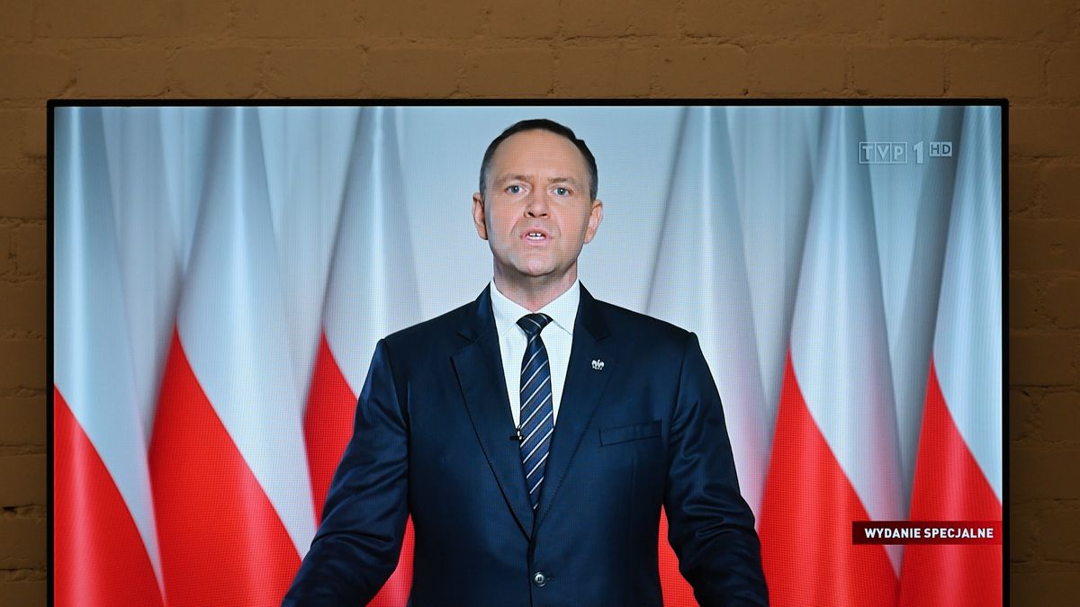 transmisja orędzia prezydenta Karola Nawrockiego
Wrocław, 12.03.2026. Transmitowane w telewizji orędzie prezydenta RP Karola Nawrockiego oglądane w jednym z mieszkań we Wrocławiu, 12 bm. Prezydent ogłosił, że nie podpiszę ustawy wdrażającej unijny program SAFE. (mr) PAP/Maciej Kulczyński
Maciej Kulczyński
orędzie, polityka, prezydent, prezydenta, przemówienie, safe, telewizja, telewizor, transmisja, weto, Karol Nawrocki