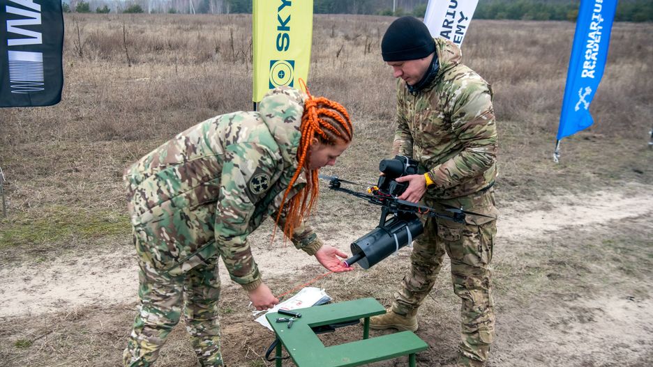 Ukraińscy żołnierze specjalizują się w budowie dronów i ufrządze